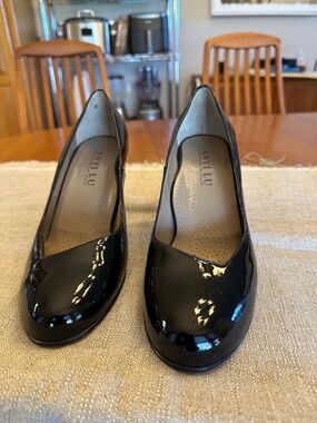 NWT Anyi Lu Patent Leather Pump
